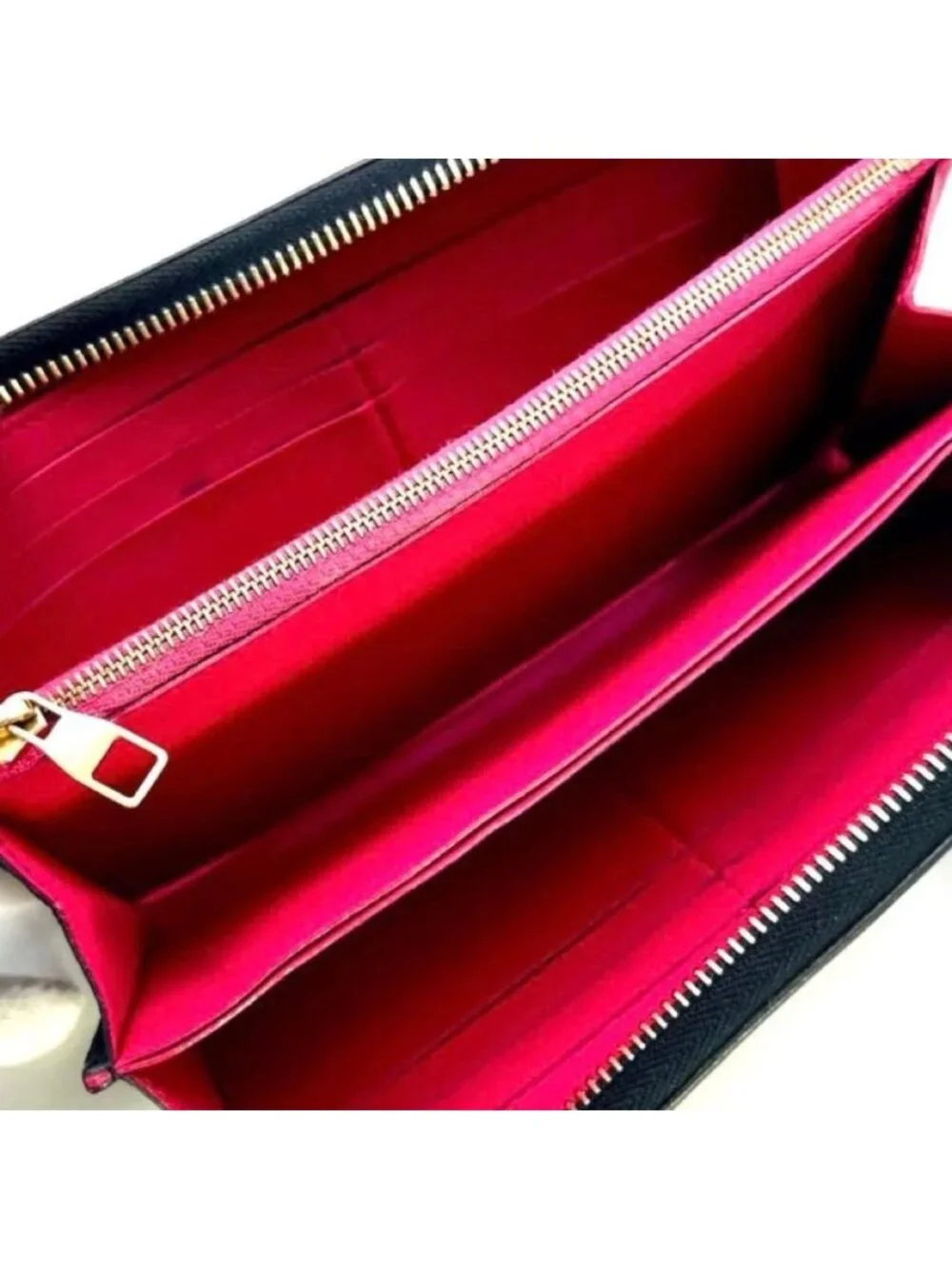 Louis Vuitton Taurillon Portefeuille Comet Zippy Wallet